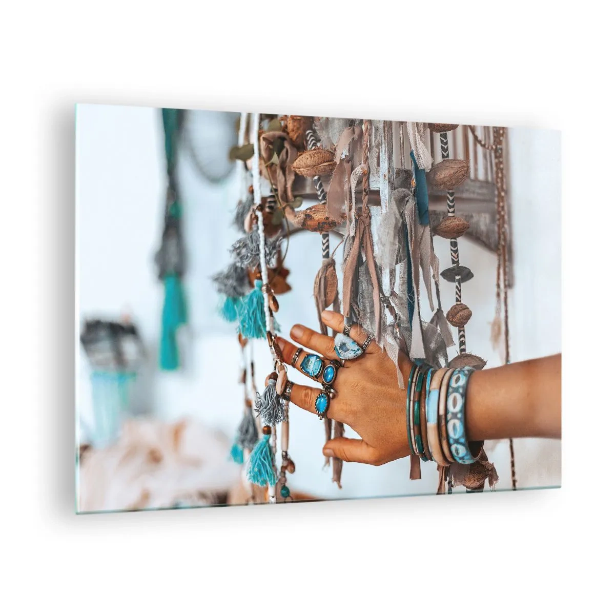 Quadro em vidro - Mão com joias boho tocando decoração étnica - 70x50cm - Tesouros locais - Decoração de parede moderna para a sala de estar e quarto ARTTOR