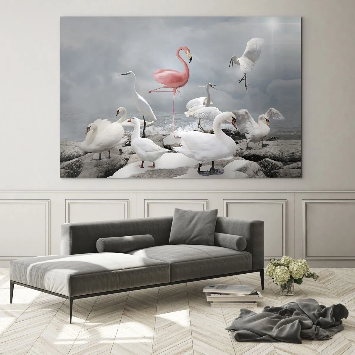 Quadro em vidro - Um flamingo rosa entre cisnes brancos e garças contra a água - 70x50cm - Como vim parar aqui? - Decoração de parede moderna para a sala de estar e quarto ARTTOR