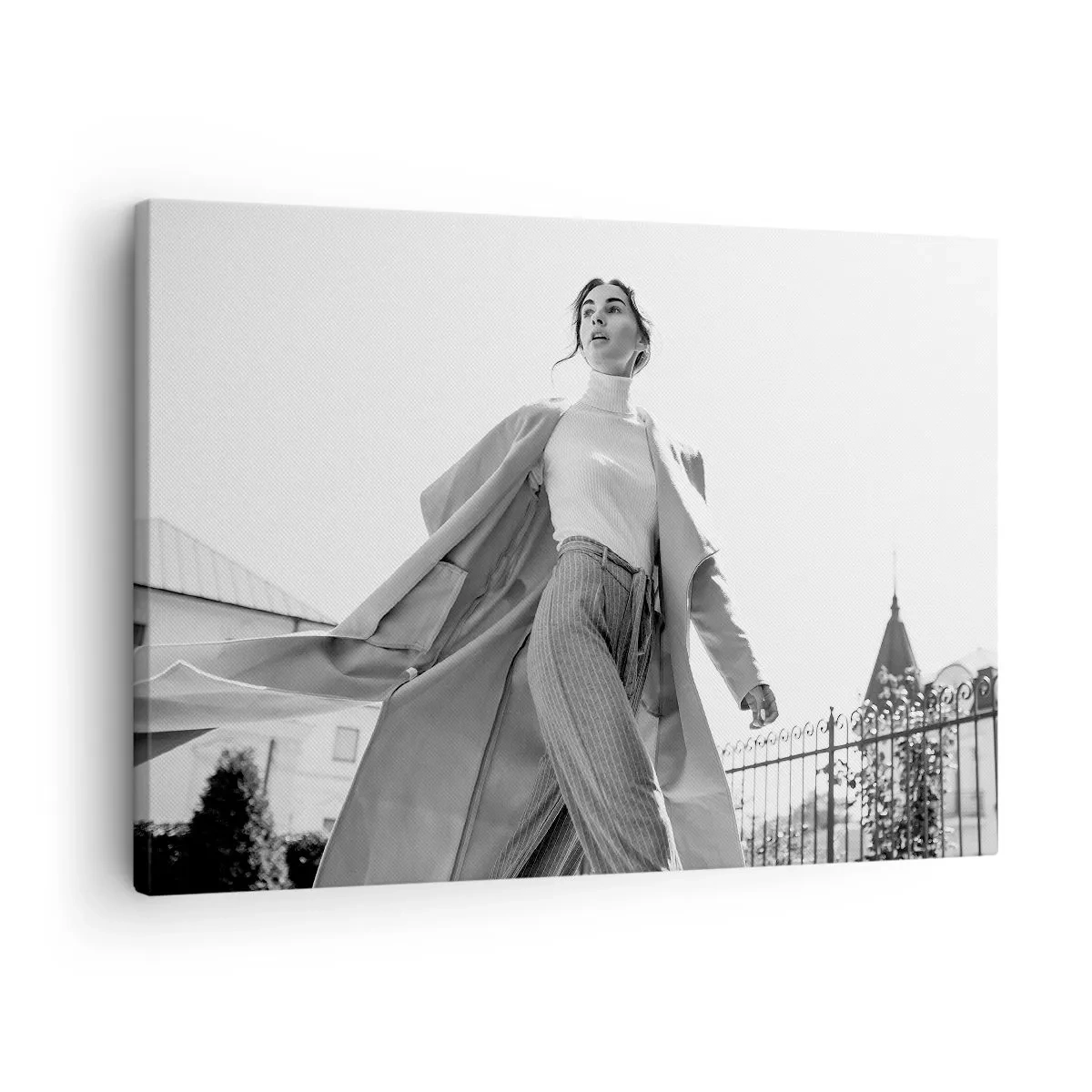Quadro em tela - Mulher estilosa com um casaco contra um fundo arquitetônico preto e branco - 70x50cm - Vens comigo? - Decoração de parede moderna para a sala de estar e quarto ARTTOR