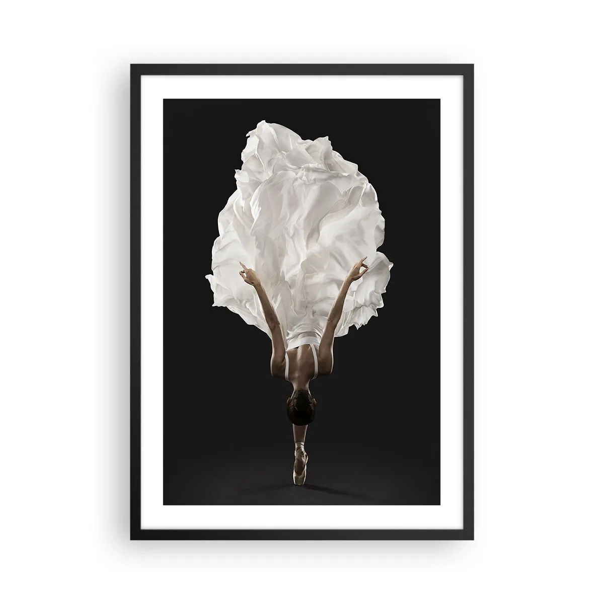 Pôster com moldura preta - Uma dançarina de vestido branco flutuando no ar contra um fundo preto - 50x70cm - Cinto incomum - Decoração de parede moderna para a sala de estar e quarto ARTTOR