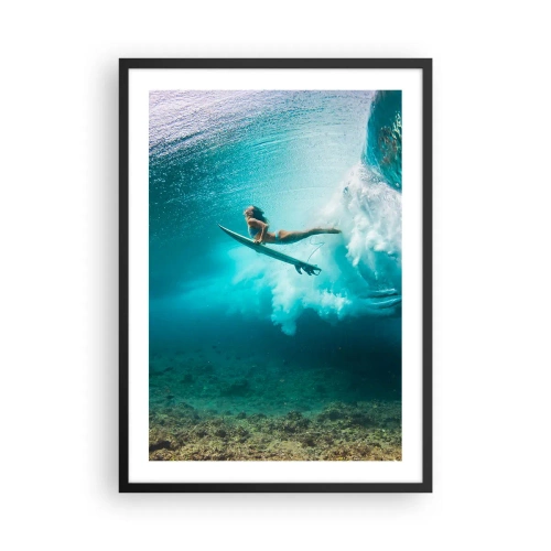 Pôster com moldura preta - Um surfista debaixo d'água em uma cena dinâmica com ondas azul-turquesa. - 50x70cm - O mundo subaquático - Decoração de parede moderna para a sala de estar e quarto ARTTOR