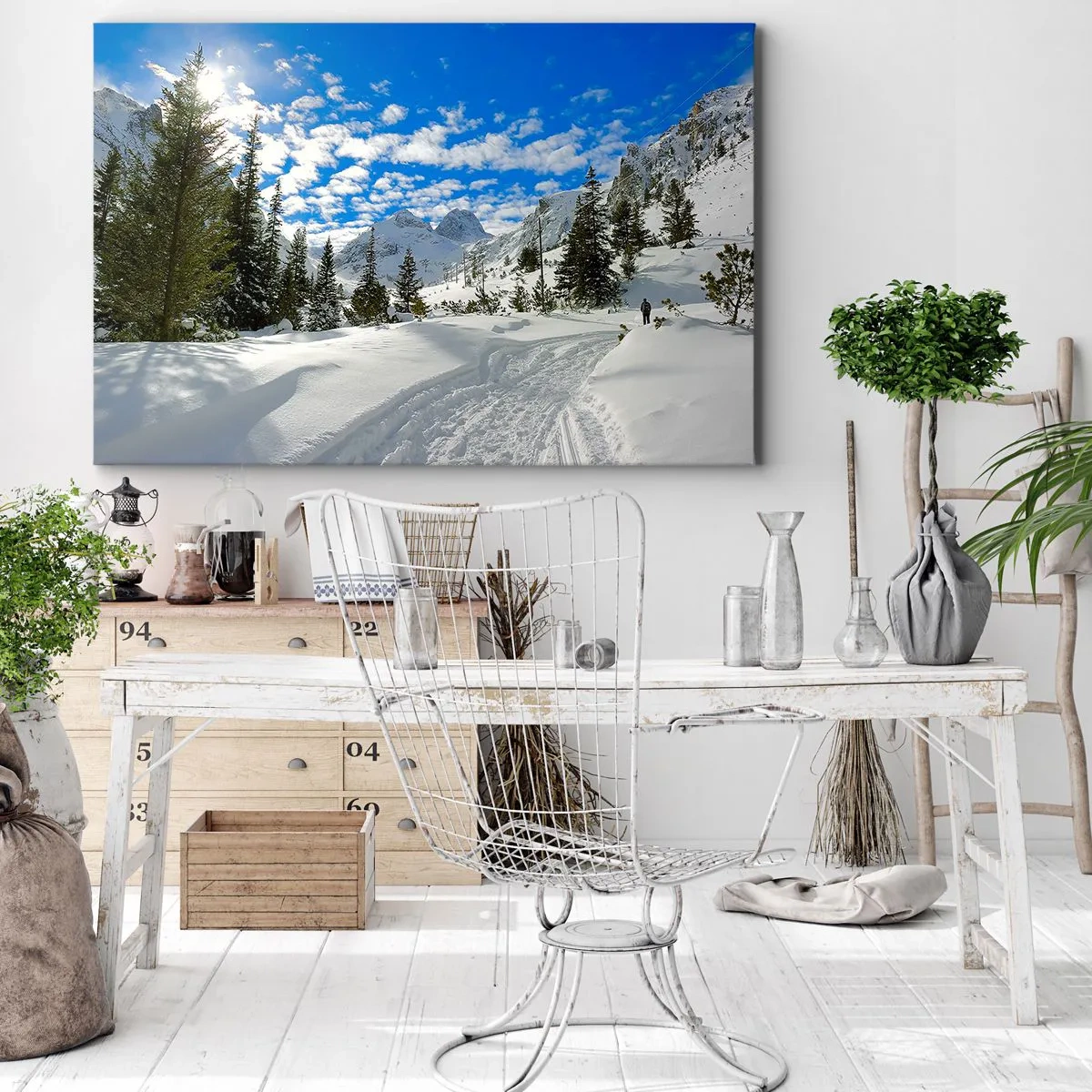 Quadro em tela - Paisagem de montanha de inverno com uma floresta e um caminho na neve - 70x50cm - Na neve e ao sol - Decoração de parede moderna para a sala de estar e quarto ARTTOR