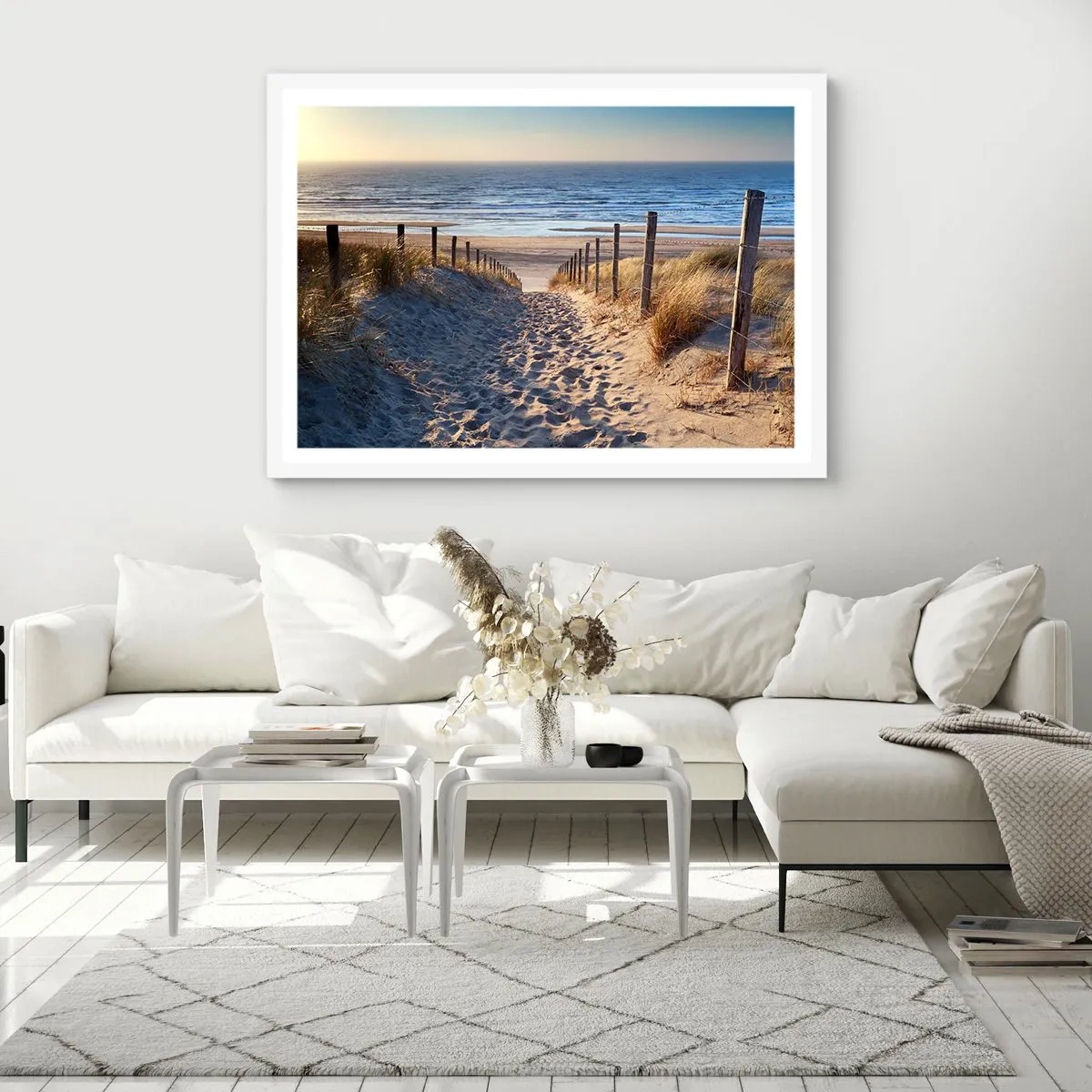 Pôster em moldura branca - O som do mar, o canto dos pássaros, a praia selvagem entre a relva... - 70x50 cm