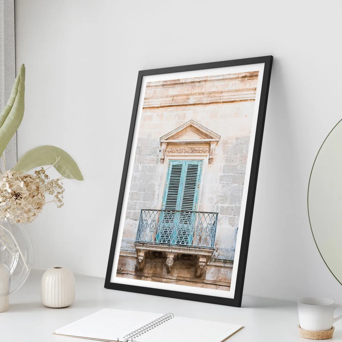 Pôster com moldura preta - Varanda histórica com persianas azuis em estilo mediterrâneo - 50x70cm - O charme único da Itália - Decoração de parede moderna para a sala de estar e quarto ARTTOR