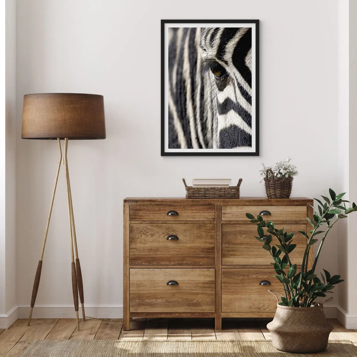 Pôster com moldura preta - Um close do olho de uma zebra com seu padrão característico. - 50x70cm - Retrato em listras - Decoração de parede moderna para a sala de estar e quarto ARTTOR