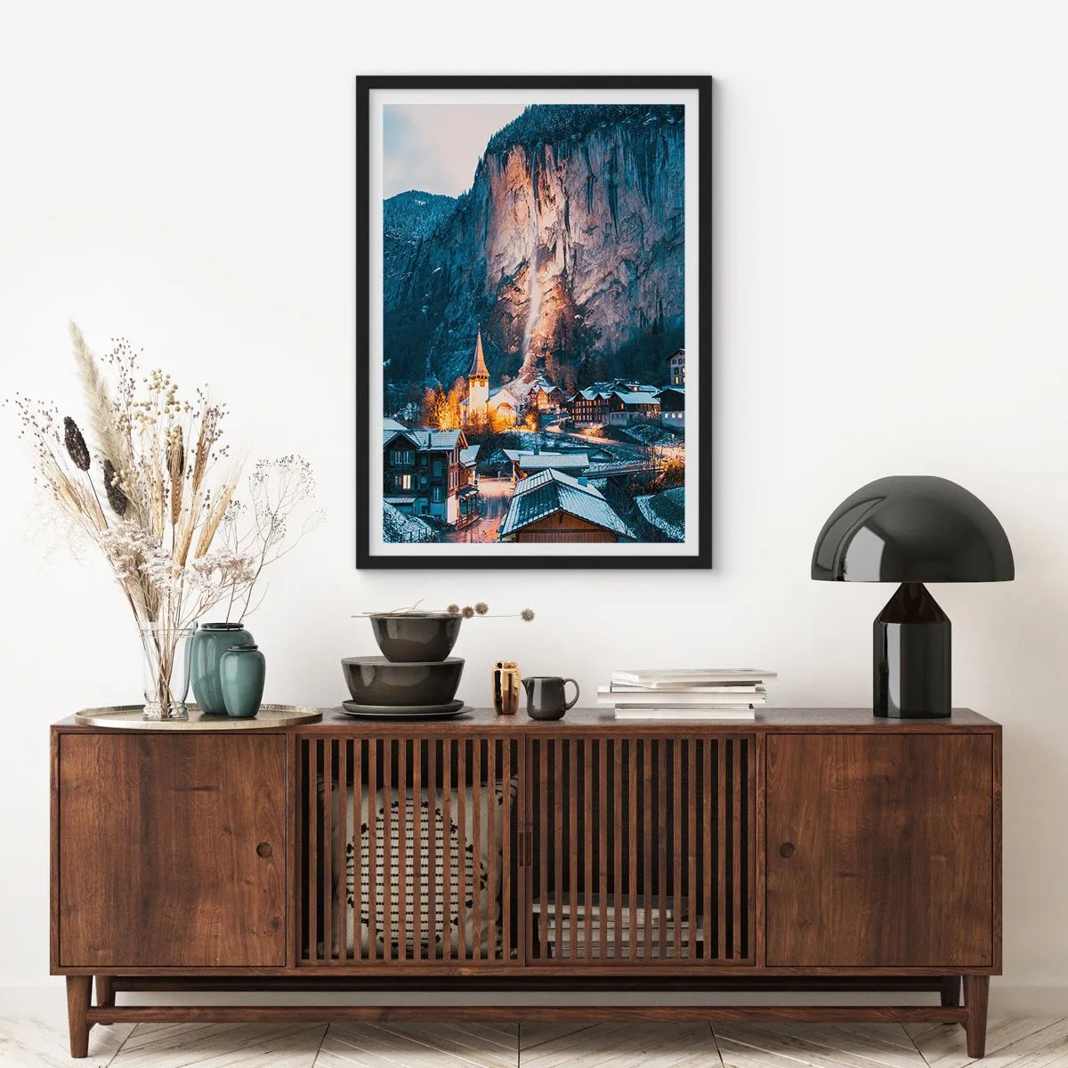 Pôster com moldura preta - Vila de inverno iluminada ao pé do penhasco - 50x70cm - O espírito luminoso do inverno - Decoração de parede moderna para a sala de estar e quarto ARTTOR
