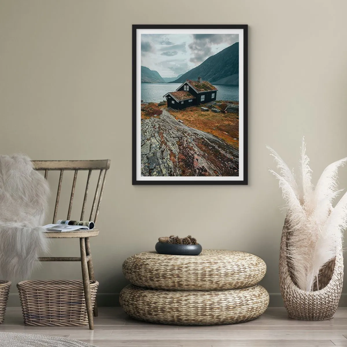 Pôster com moldura preta - Uma casa de campo solitária perto de um fiorde em uma paisagem escandinava acidentada - 50x70cm - Uma estância de verão junto ao fiorde - Decoração de parede moderna para a sala de estar e quarto ARTTOR