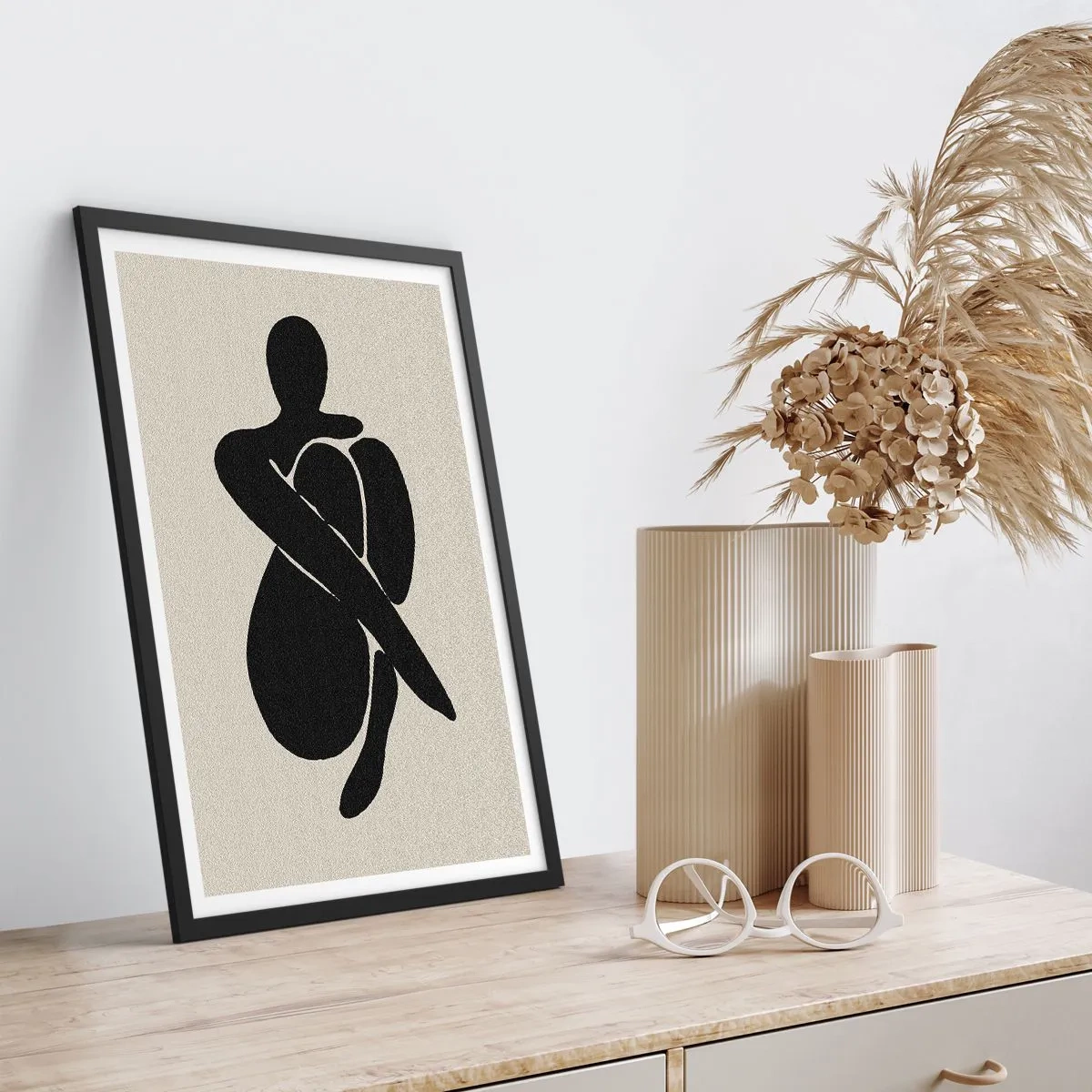 Pôster com moldura preta - Figura abstrata em pose com os braços em volta do corpo, ilustração em preto e branco - 50x70cm - Em seus próprios braços - Decoração de parede moderna para a sala de estar e quarto ARTTOR
