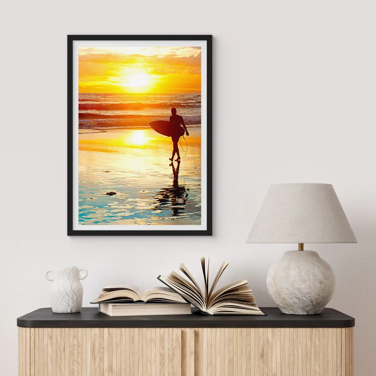 Pôster com moldura preta - Surfista caminhando na praia ao pôr do sol - 50x70cm - O Retorno do Guerreiro - Decoração de parede moderna para a sala de estar e quarto ARTTOR