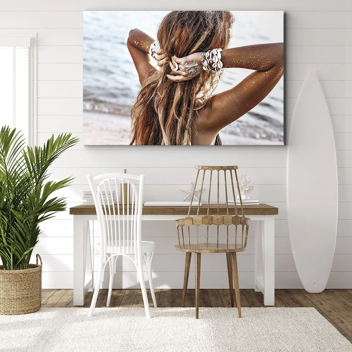 Quadro em tela - Uma mulher na praia com o cabelo esvoaçando ao sol - 70x50cm - Irmã da água e do sol - Decoração de parede moderna para a sala de estar e quarto ARTTOR