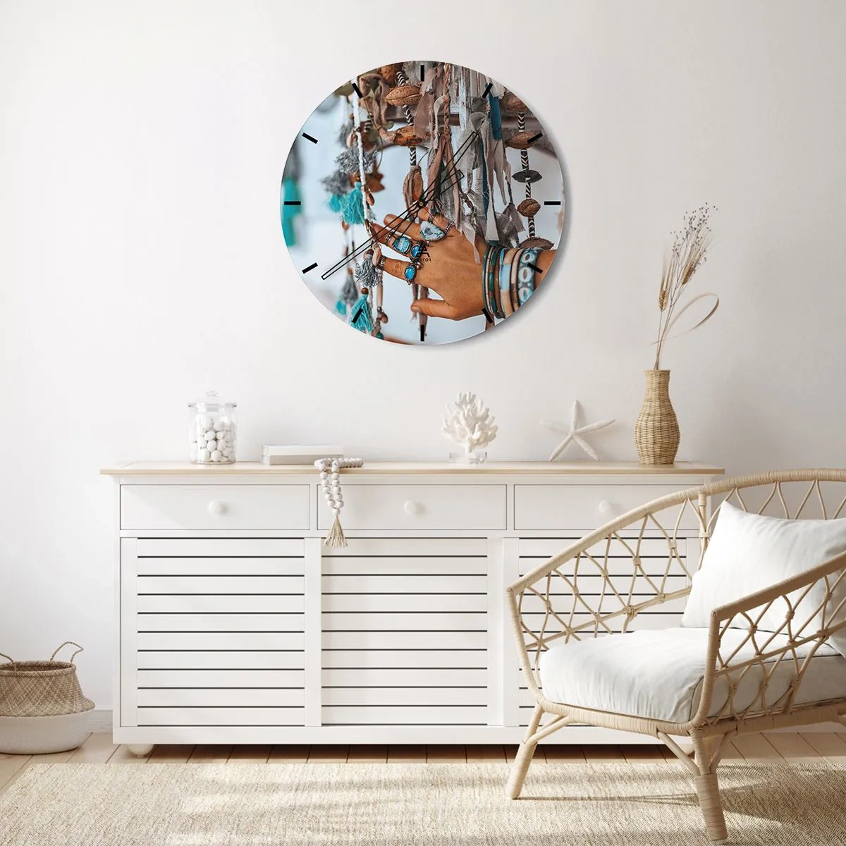 Relógio de parede - Relógio em vidro - Uma mão decorada com joias entre artesanatos boho - 30x30cm - Tesouros locais - Decoração de parede moderna para a sala de estar, cozinha e quarto ARTTOR
