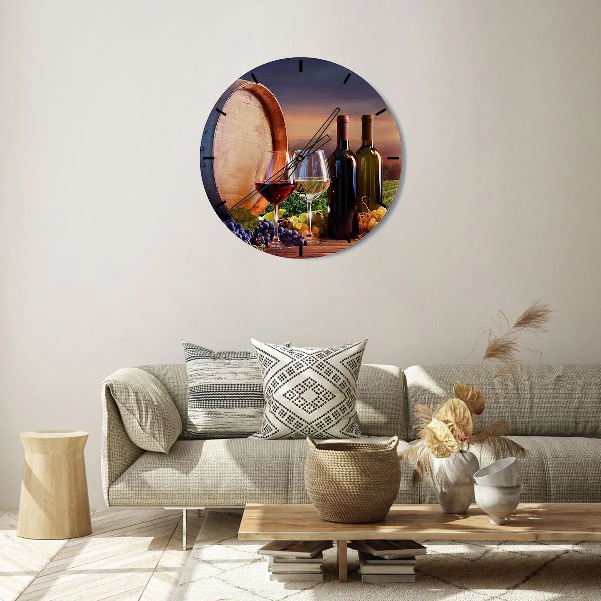 Relógio de parede - Relógio em vidro - Vinho, taças e um barril com o pôr do sol como pano de fundo - 30x30cm - Aqui a vida tem um sabor - Decoração de parede moderna para a sala de estar, cozinha e quarto ARTTOR
