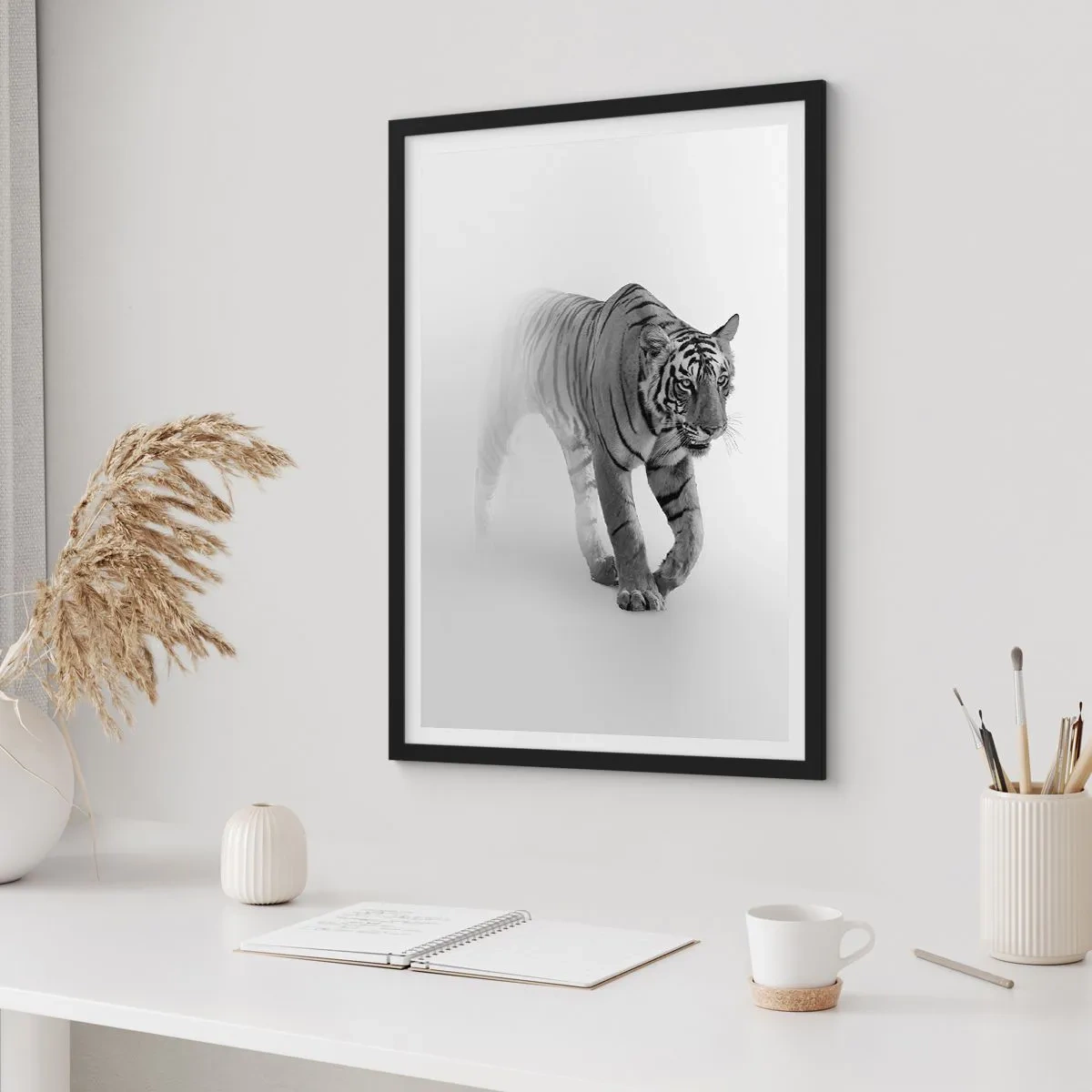 Pôster com moldura preta - Um tigre preto e branco emergindo da neblina - 50x70cm - À espreita na névoa - Decoração de parede moderna para a sala de estar e quarto ARTTOR