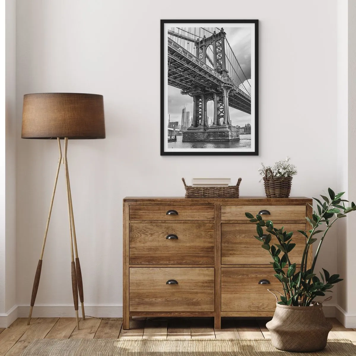Pôster com moldura preta - Uma ponte em preto e branco tendo como pano de fundo uma paisagem urbana - 50x70cm - Ao coração da cidade - Decoração de parede moderna para a sala de estar e quarto ARTTOR