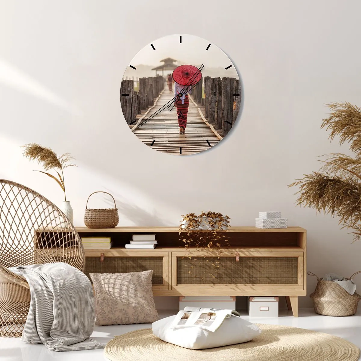Relógio de parede - Relógio em vidro - Uma mulher com um guarda-chuva vermelho em uma ponte de madeira - 30x30cm - Na ponte velha - Decoração de parede moderna para a sala de estar, cozinha e quarto ARTTOR