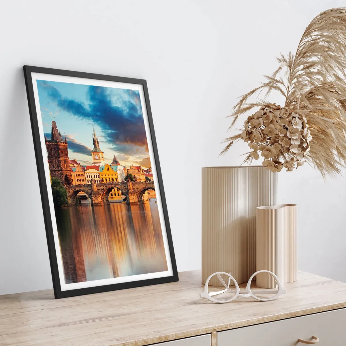 Pôster com moldura preta - Ponte Carlos em Praga ao pôr do sol - 50x70cm - Linda há séculos - Decoração de parede moderna para a sala de estar e quarto ARTTOR