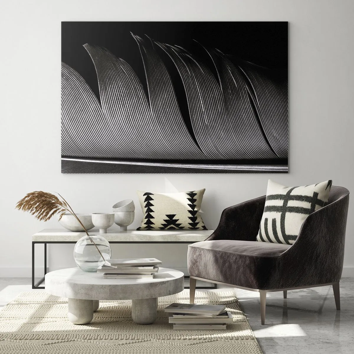 Quadro em vidro - Um close em preto e branco de uma pena mostrada contra uma luz contrastante. - 70x50cm - A caneta – um design maravilhoso - Decoração de parede moderna para a sala de estar e quarto ARTTOR