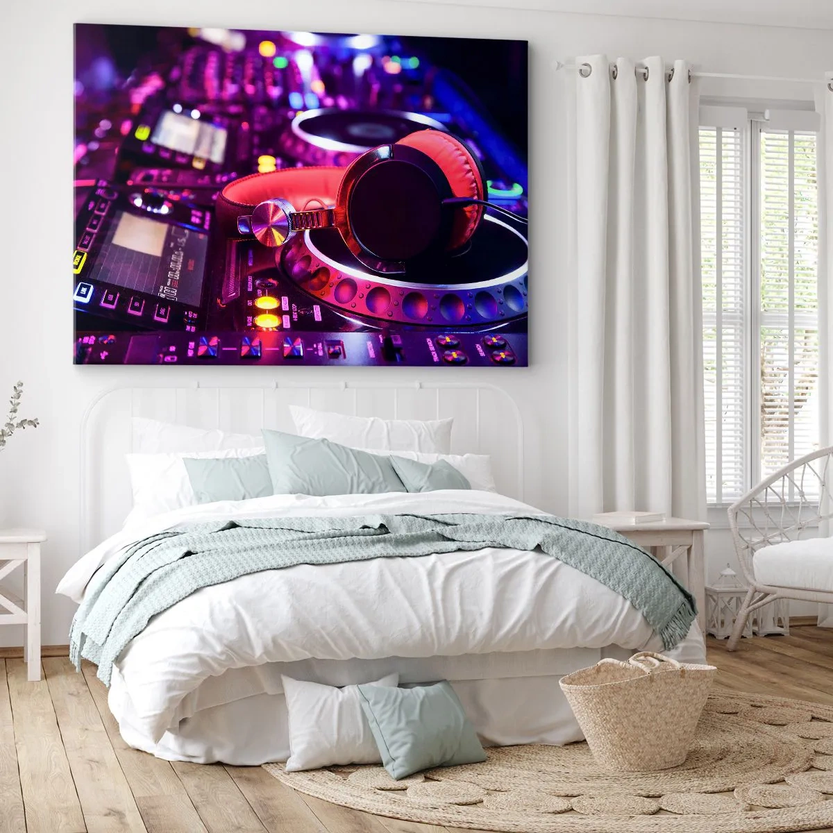 Quadro em tela - Fones de ouvido de DJ em um console com iluminação neon - 70x50cm - Antes da diversão começar - Decoração de parede moderna para a sala de estar e quarto ARTTOR