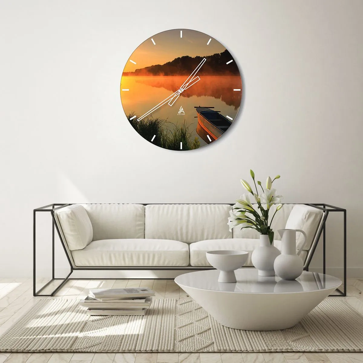 Relógio de parede - Relógio em vidro - Um barco em um lago pela manhã cercado por neblina - 30x30cm - Nascer do sol sobre a água como um espelho - Decoração de parede moderna para a sala de estar, cozinha e quarto ARTTOR