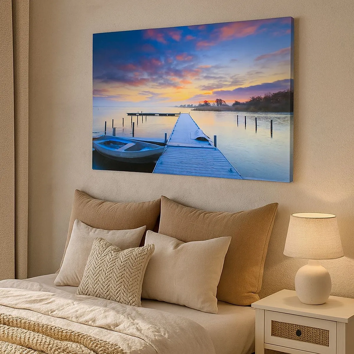 Quadro em tela - Um cais à beira do lago ao pôr do sol com um barco na costa - 70x50cm - Paz violeta-dourada - Decoração de parede moderna para a sala de estar e quarto ARTTOR