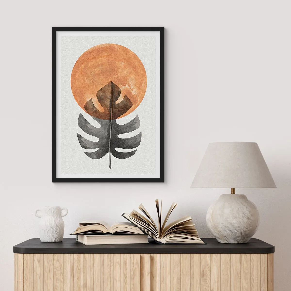 Pôster com moldura preta - Uma folha de monstera contra um círculo laranja quente - 50x70cm - Sempre o sol - Decoração de parede moderna para a sala de estar e quarto ARTTOR
