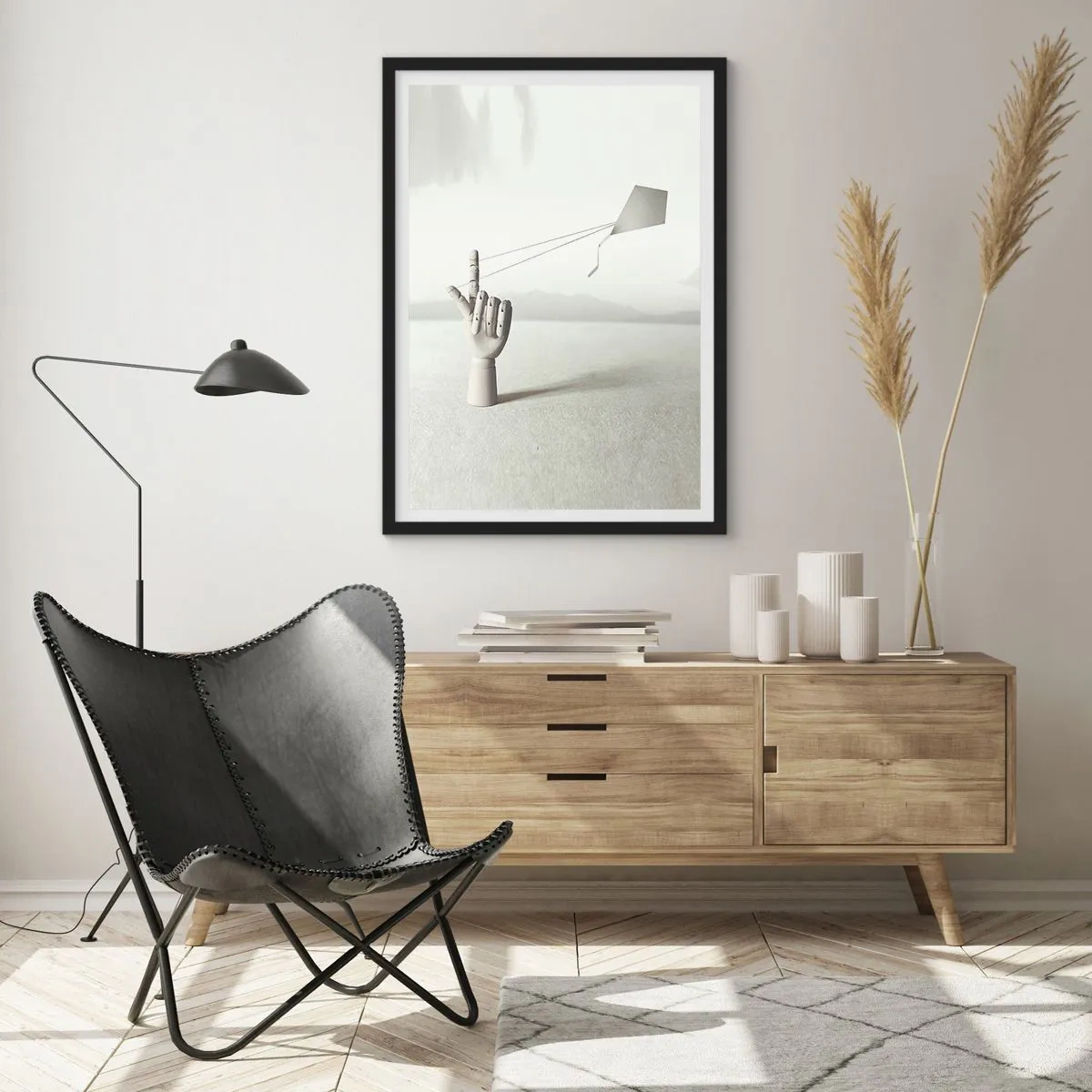 Pôster com moldura preta - Uma mão de madeira com uma pipa contra um fundo brilhante - 50x70cm - Prova de força - Decoração de parede moderna para a sala de estar e quarto ARTTOR