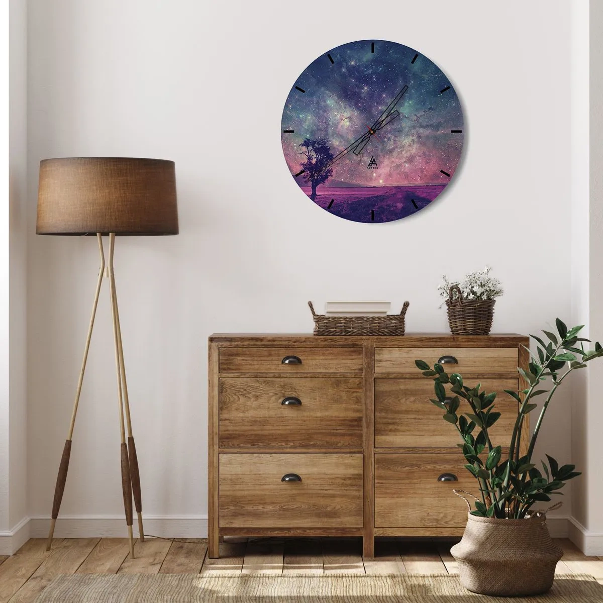 Relógio de parede - Relógio em vidro - Uma paisagem espacial com uma árvore sob as estrelas - 30x30cm - Sob o céu mágico - Decoração de parede moderna para a sala de estar, cozinha e quarto ARTTOR