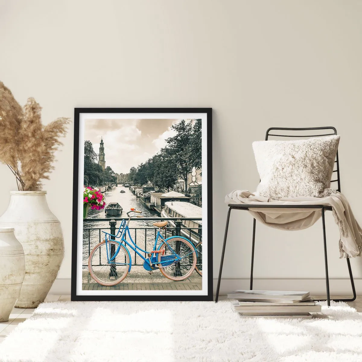 Pôster com moldura preta - Uma bicicleta azul com o fundo de um canal em Amsterdã - 50x70cm - Cores da rua de Amsterdã - Decoração de parede moderna para a sala de estar e quarto ARTTOR