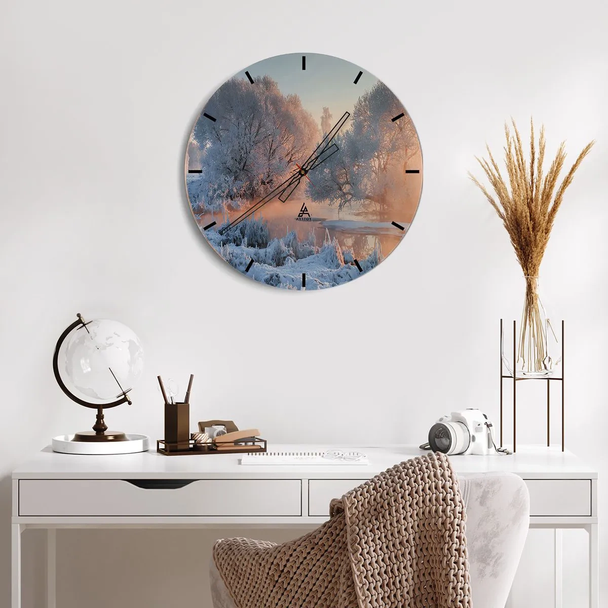 Relógio de parede - Relógio em vidro - Paisagem de inverno com árvores congeladas ao amanhecer - 30x30cm - Tudo brilha como cristal ao sol - Decoração de parede moderna para a sala de estar, cozinha e quarto ARTTOR