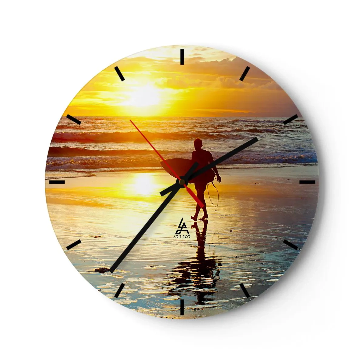 Relógio de parede - Relógio em vidro - Surfista ao pôr do sol na praia - 30x30cm - O Retorno do Guerreiro - Decoração de parede moderna para a sala de estar, cozinha e quarto ARTTOR