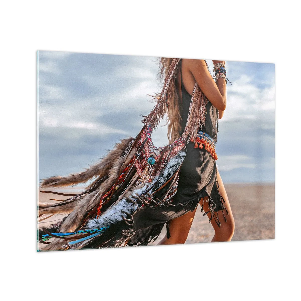 Quadro em vidro - Mulher estilo boho com penas e decorações em um fundo desértico - 70x50cm - Namorada do Xamã - Decoração de parede moderna para a sala de estar e quarto ARTTOR