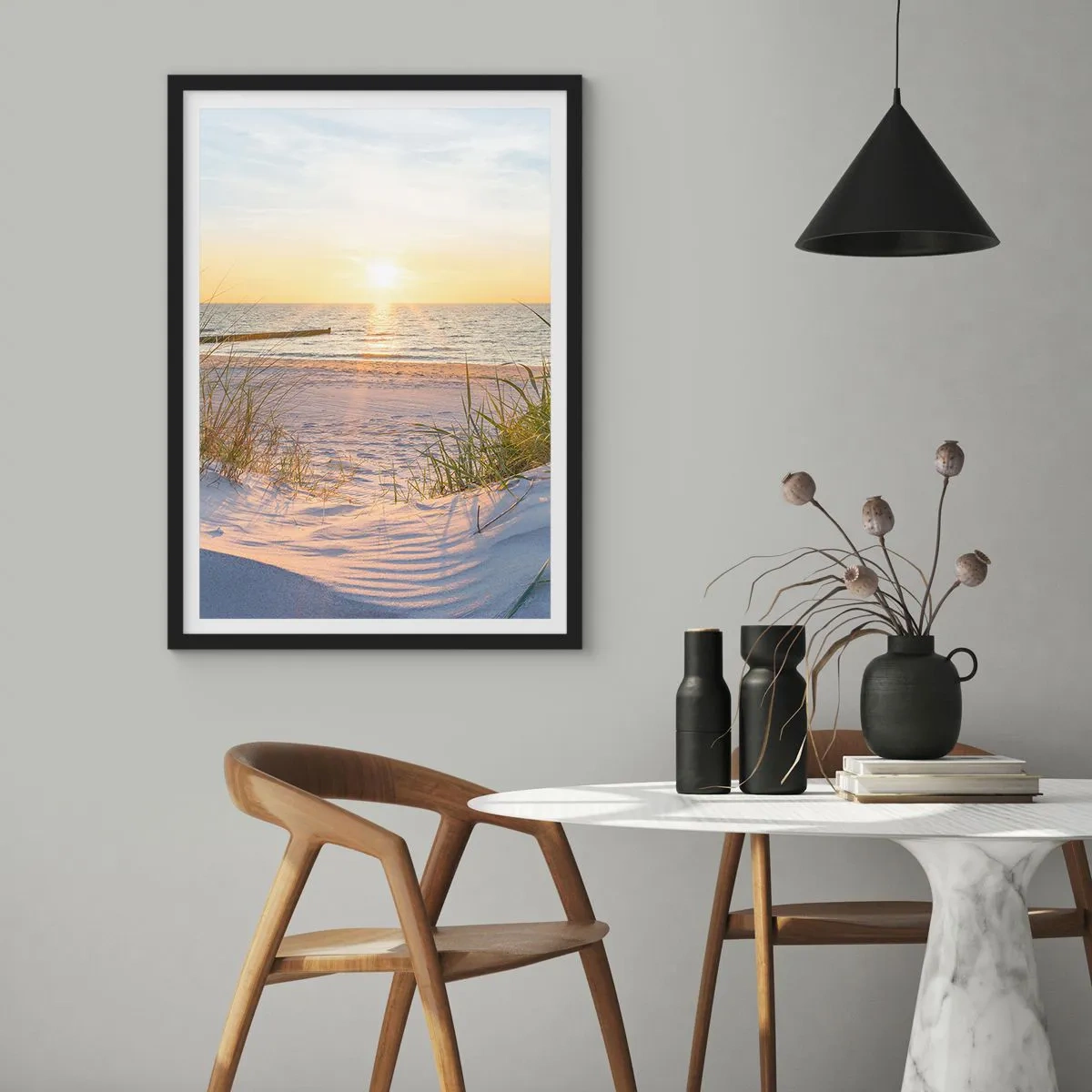 Pôster com moldura preta - Praia do pôr do sol com vista para o mar - 50x70cm - O som do mar, o canto dos pássaros, a praia selvagem entre a relva... - Decoração de parede moderna para a sala de estar e quarto ARTTOR