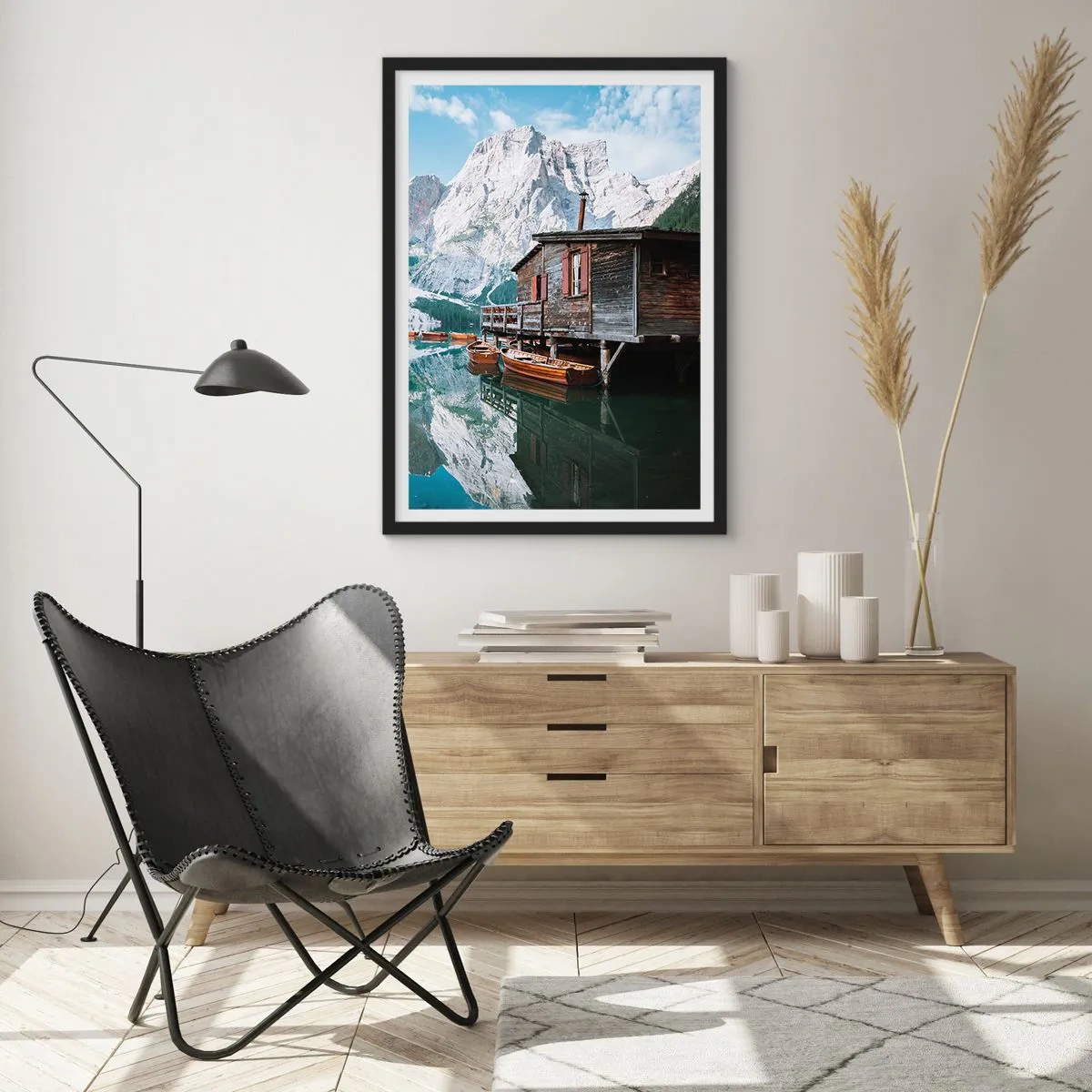 Pôster com moldura preta - Casa de madeira em um lago de montanha - 50x70cm - Manhã cristalina nas montanhas - Decoração de parede moderna para a sala de estar e quarto ARTTOR