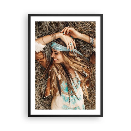 Pôster com moldura preta - Uma mulher de estilo boho com dreadlocks e enfeites em um fundo de grama seca. - 50x70cm - A caminho do verão do amor - Decoração de parede moderna para a sala de estar e quarto ARTTOR