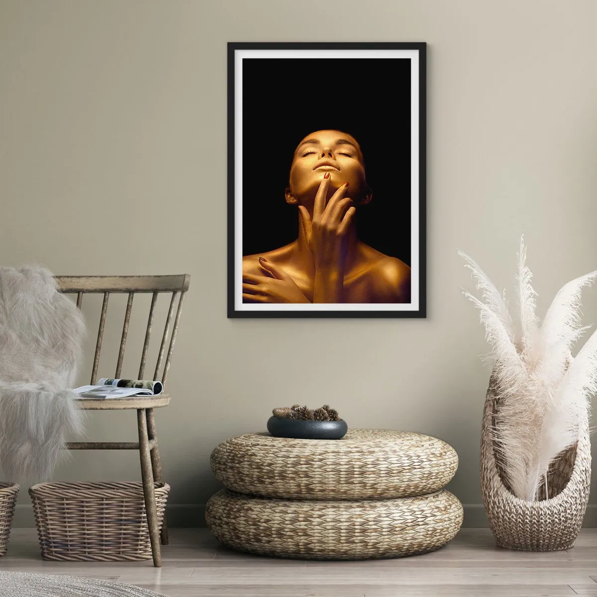 Pôster com moldura preta - Uma figura dourada sobre um fundo preto em uma pose elegante - 50x70cm - Como seda dourada - Decoração de parede moderna para a sala de estar e quarto ARTTOR