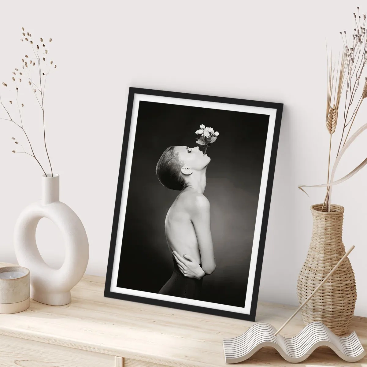 Pôster com moldura preta - Retrato em preto e branco de uma mulher com flores - 50x70cm - Elegância excêntrica - Decoração de parede moderna para a sala de estar e quarto ARTTOR