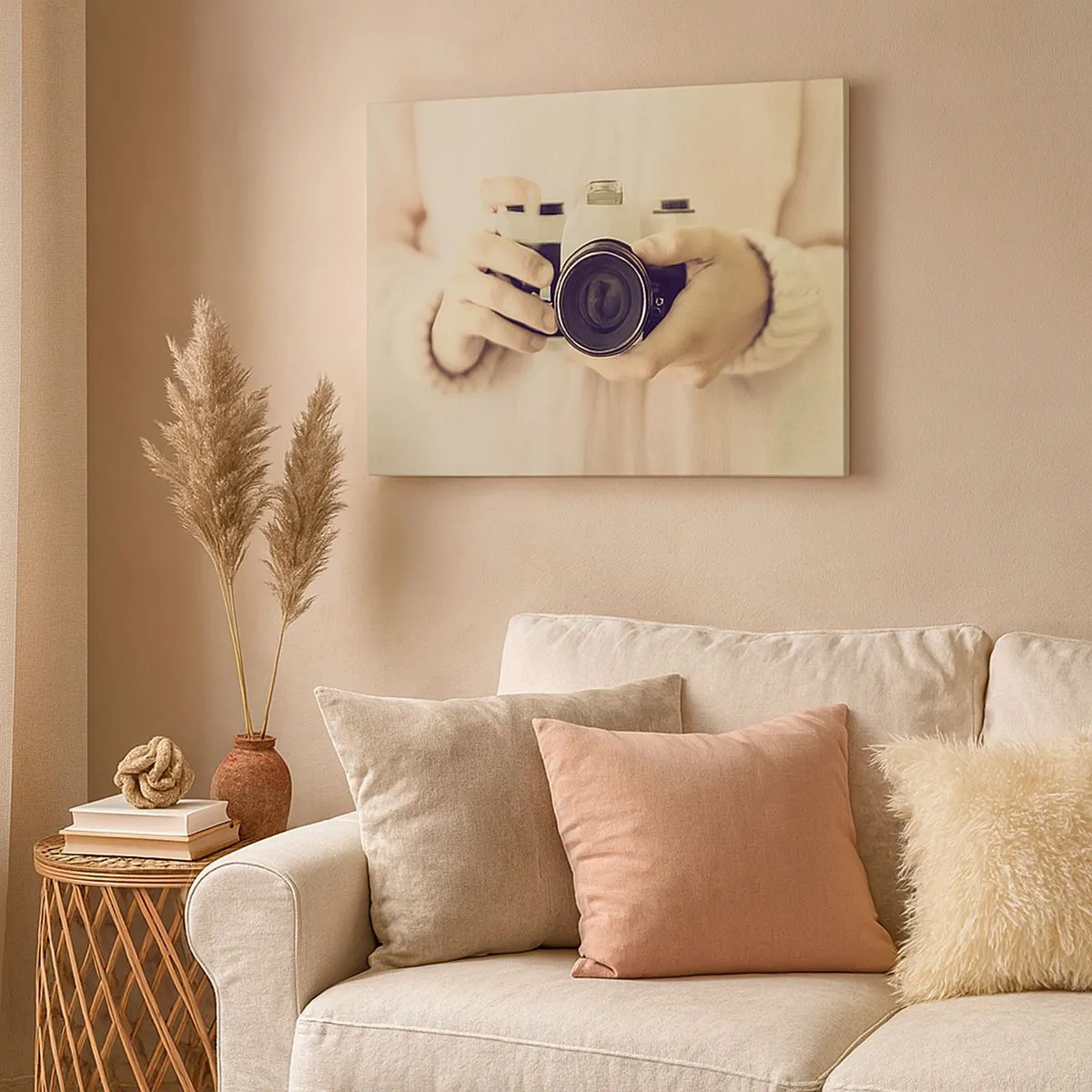 Quadro em tela - Câmera retro nas mãos contra um fundo claro - 70x50cm - Para ver mais... - Decoração de parede moderna para a sala de estar e quarto ARTTOR