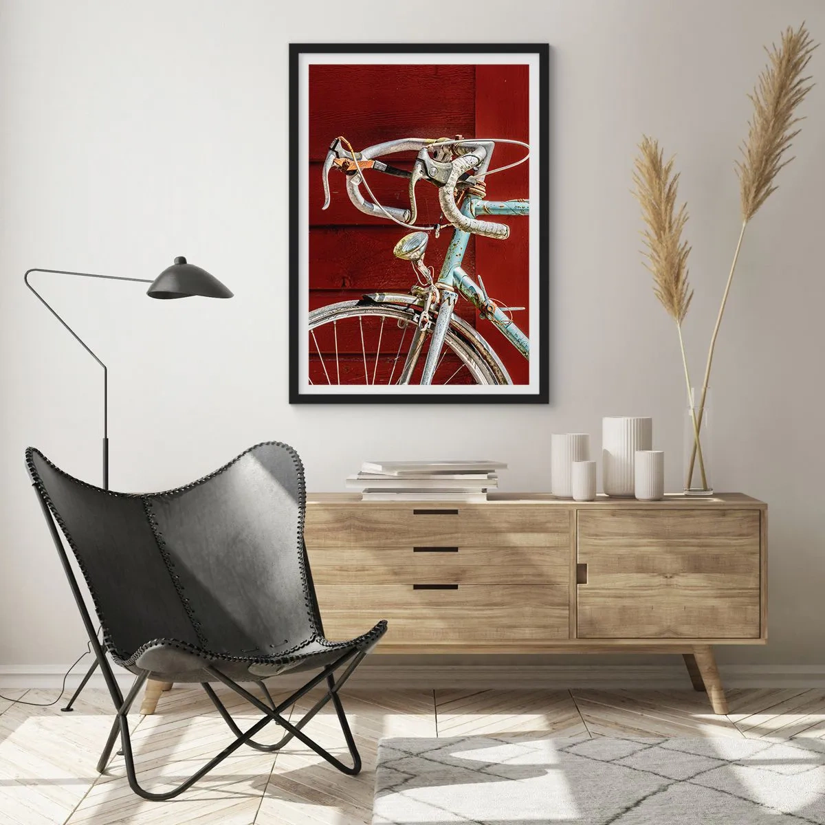 Pôster com moldura preta - Uma velha bicicleta enferrujada contra uma parede de madeira vermelha - 50x70cm - Feito para vencer - Decoração de parede moderna para a sala de estar e quarto ARTTOR