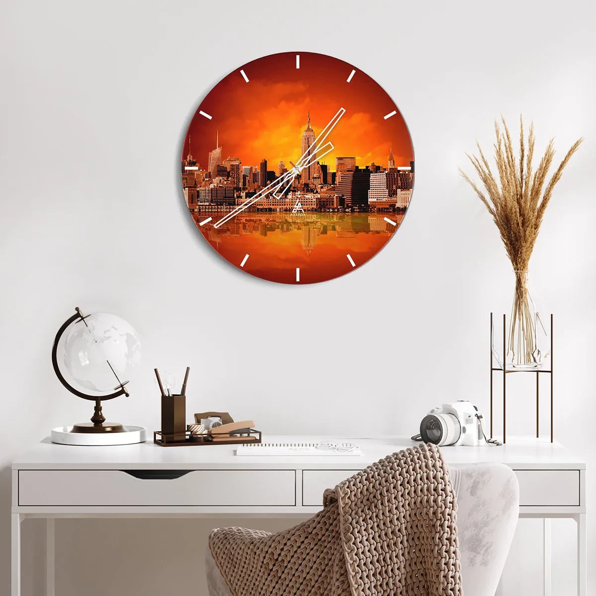 Relógio de parede - Relógio em vidro - Panorama da cidade ao pôr do sol com reflexo na água - 30x30cm - Panorama metropolitano em amarelo e bronze - Decoração de parede moderna para a sala de estar, cozinha e quarto ARTTOR
