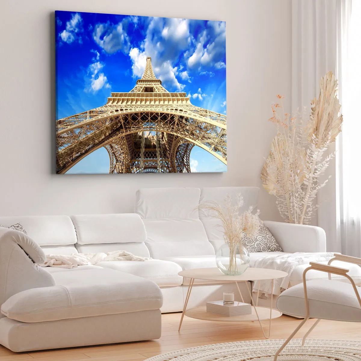 Quadro em tela - A Torre Eiffel vista de baixo contra um céu azul - 70x50cm - Alcançando o céu e as nuvens - Decoração de parede moderna para a sala de estar e quarto ARTTOR