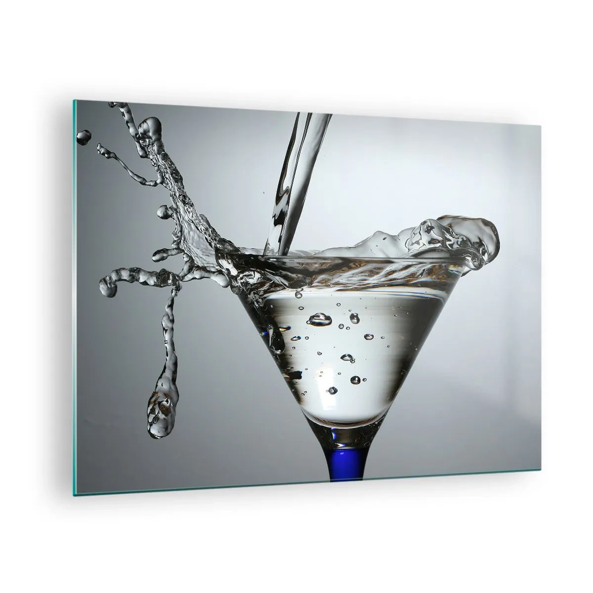 Quadro em vidro - Líquido em uma taça de martini espirrando contra um fundo cinza - 70x50cm - Na borda da taça - Decoração de parede moderna para a sala de estar e quarto ARTTOR