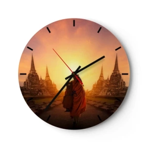 Relógio de parede - Relógio em vidro - Um monge com uma túnica cor de açafrão cercado por templos ao pôr do sol - 30x30cm - Em paz para a eternidade - Decoração de parede moderna para a sala de estar, cozinha e quarto ARTTOR