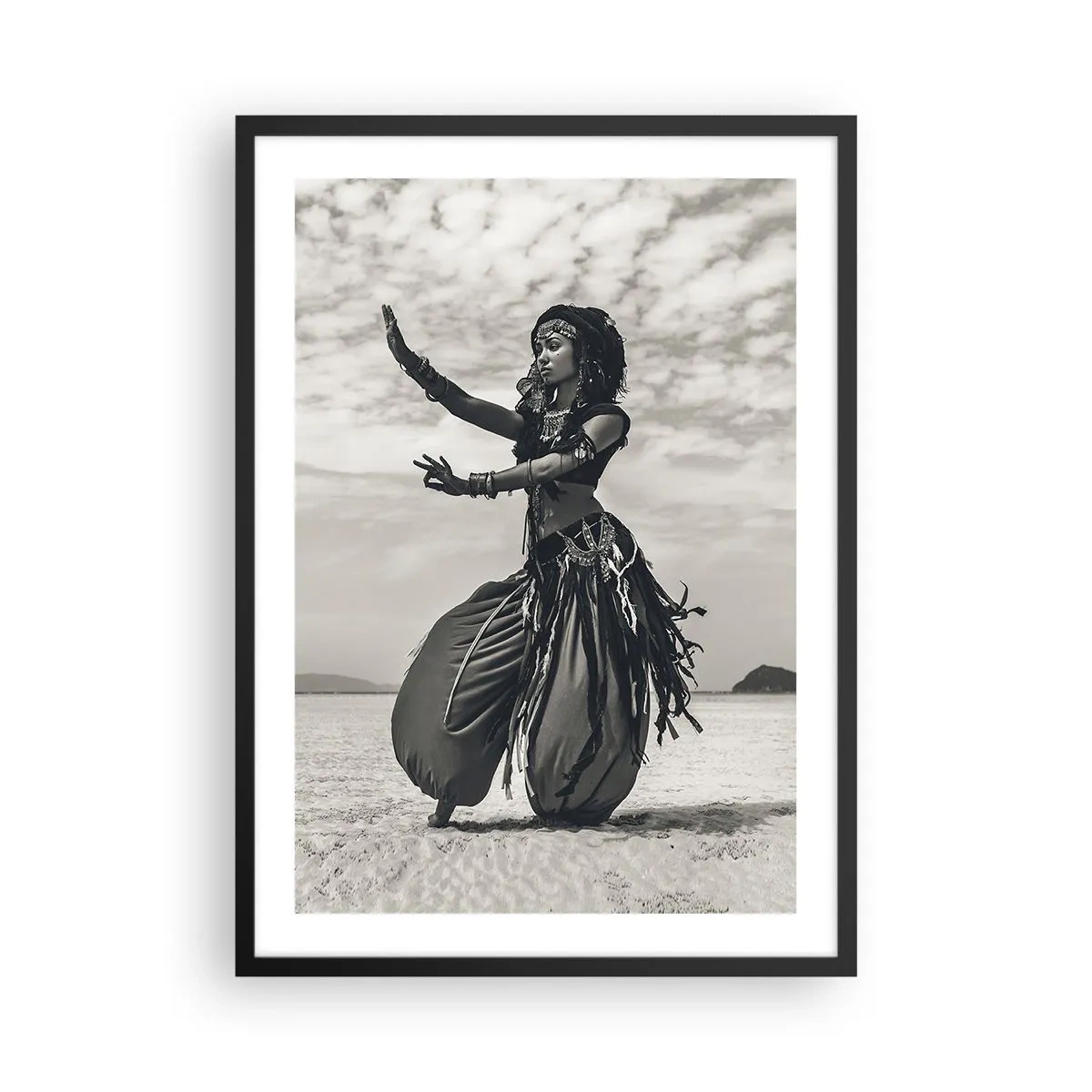 Pôster com moldura preta - Uma dançarina étnica em uma paisagem desértica - 50x70cm - Dança das Ilhas do Sul - Decoração de parede moderna para a sala de estar e quarto ARTTOR