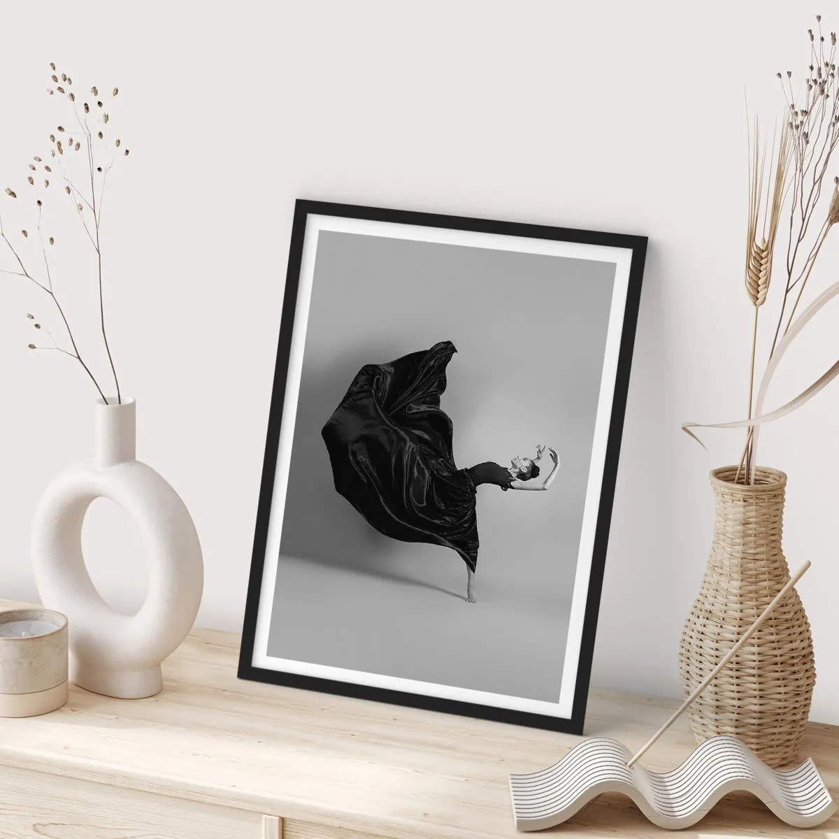 Pôster com moldura preta - Uma dançarina elegante em um vestido preto em movimento - 50x70cm - Com as asas da música - Decoração de parede moderna para a sala de estar e quarto ARTTOR