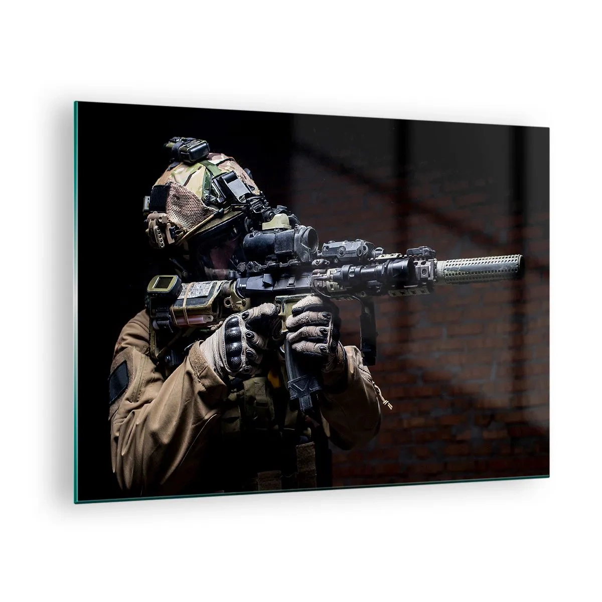 Quadro em vidro - Um soldado com equipamento completo e um rifle contra uma parede de tijolos - 70x50cm - Mortalmente eficaz - Decoração de parede moderna para a sala de estar e quarto ARTTOR