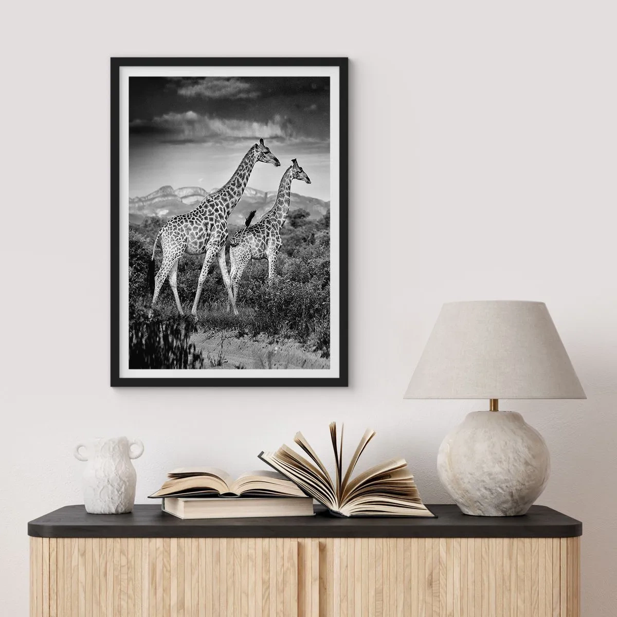 Pôster com moldura preta - Retrato em preto e branco de girafas contra um fundo de paisagem africana - 50x70cm - Alta Sociedade na África - Decoração de parede moderna para a sala de estar e quarto ARTTOR