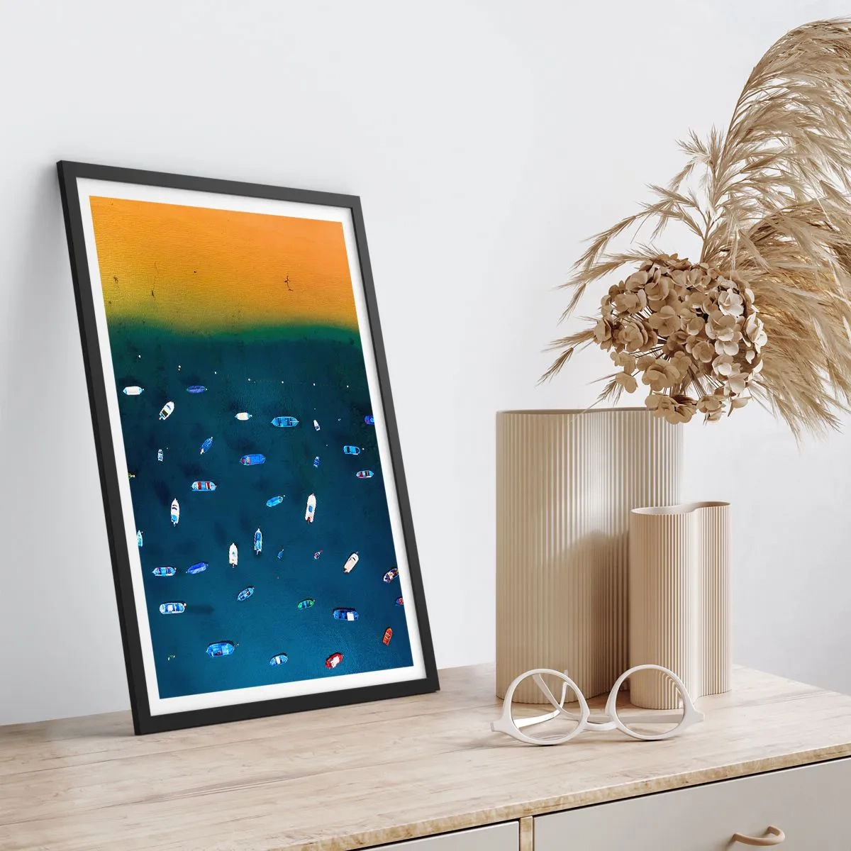 Pôster com moldura preta - Vista aérea de barcos à deriva na praia - 50x70cm - Jogo de férias - Decoração de parede moderna para a sala de estar e quarto ARTTOR