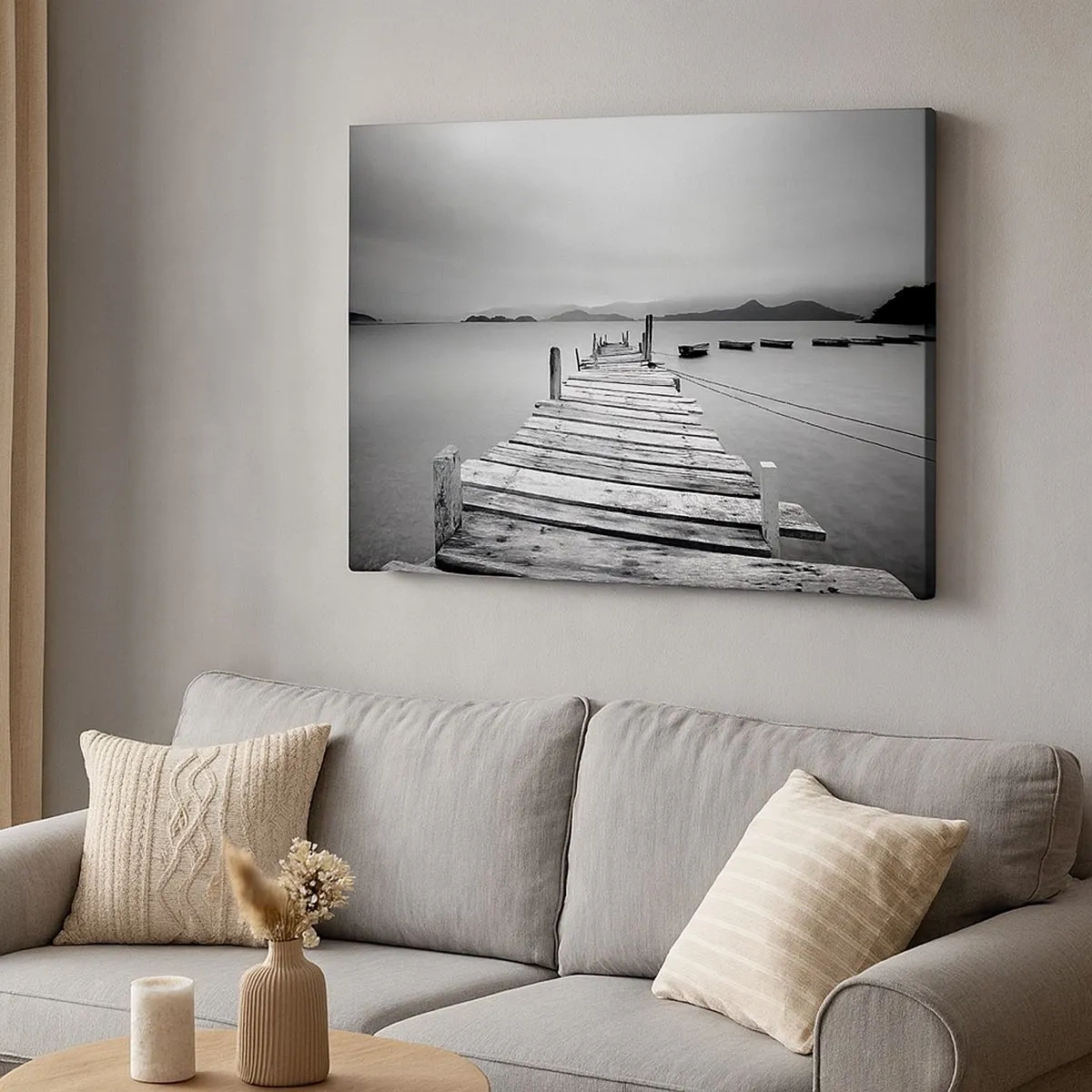 Quadro em tela - Uma vista em preto e branco de um cais de madeira e um lago calmo. - 70x50cm - Além das montanhas, além dos mares - Decoração de parede moderna para a sala de estar e quarto ARTTOR