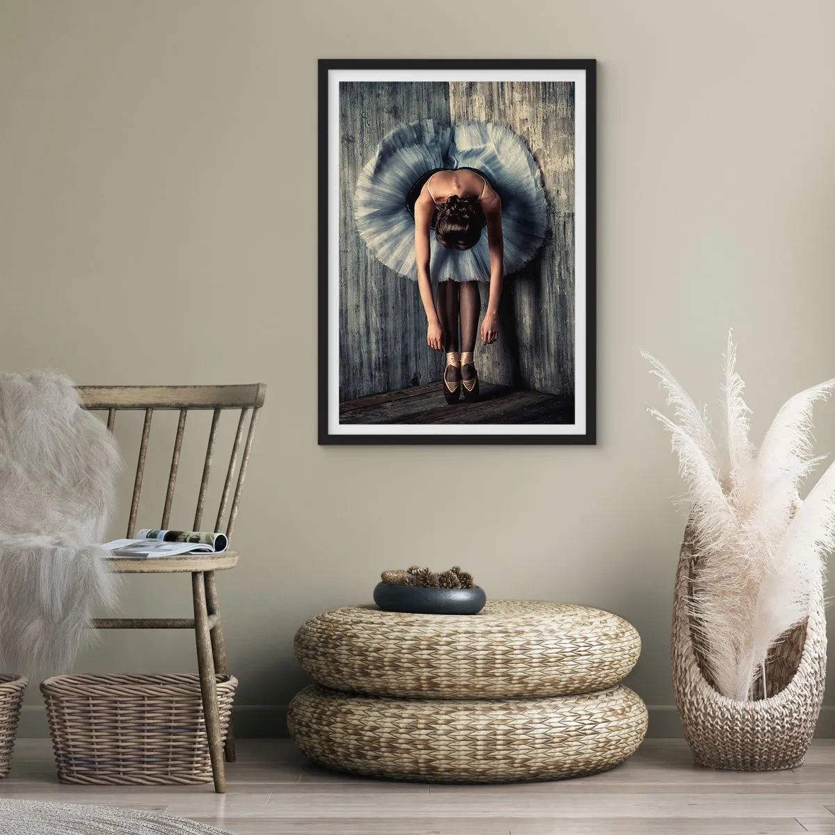 Pôster com moldura preta - Uma bailarina elegante em uma pose clássica contra uma parede rústica. - 50x70cm - Quando a música desaparece - Decoração de parede moderna para a sala de estar e quarto ARTTOR