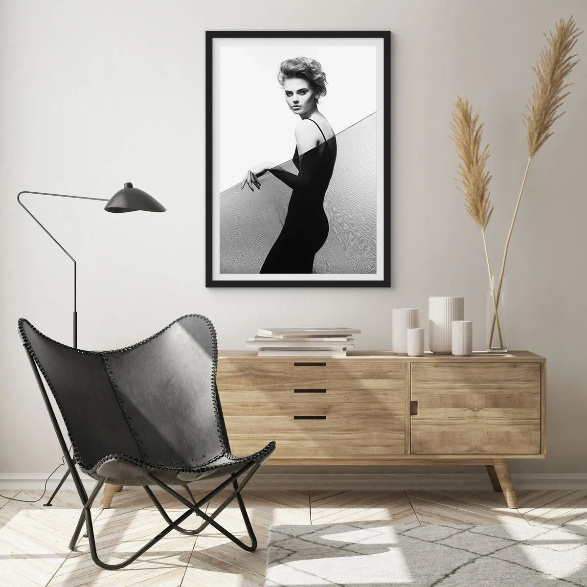 Pôster com moldura preta - Uma mulher de vestido preto contra uma paisagem desértica - 50x70cm - Olhar magnético - Decoração de parede moderna para a sala de estar e quarto ARTTOR